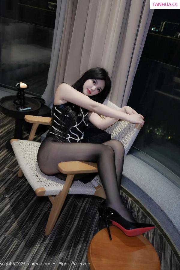   [XiuRen]高清写真图 2025.05.20 No.10299 沐言妍妍酱～ 魅惑黑丝第17张图片